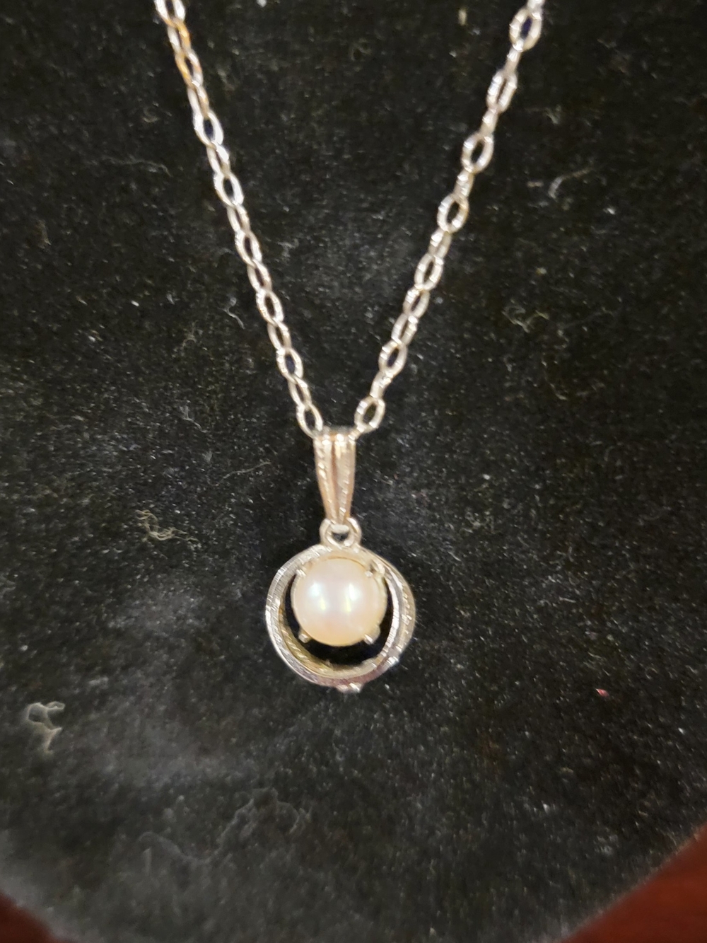 Source Unknown Silver Pearl Circle Pendant Necklace